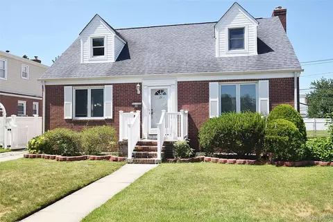 35 Rose Ln, North Hempstead, NY 11040