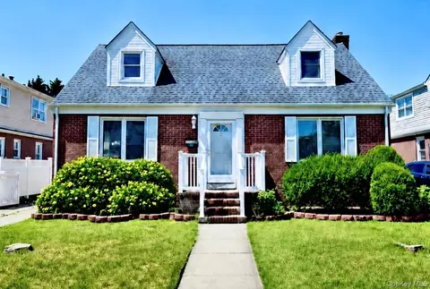 35 Rose Ln, North Hempstead, NY 11040