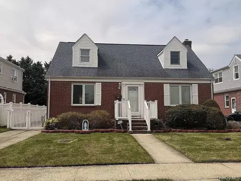 35 Rose Ln, North Hempstead, NY 11040