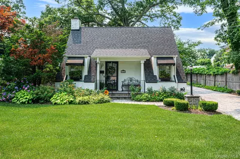527 Brooklyn Blvd, Brightwaters, NY 11718