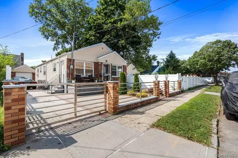 18710 121st Ave, New York, NY 11412
