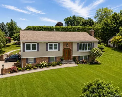 4 Shana Ln, Mahopac, NY 10541