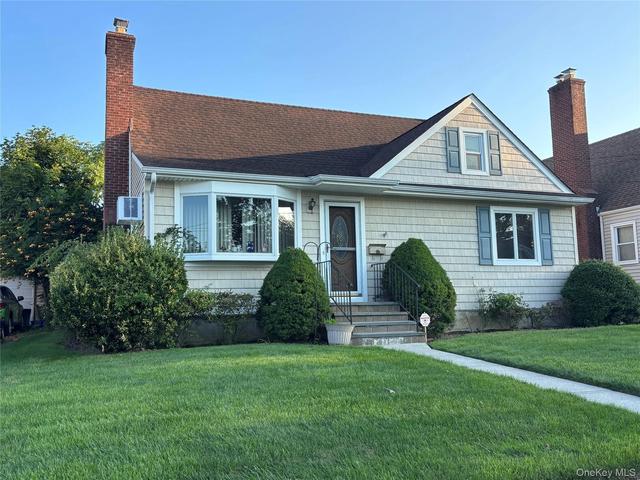 1054 Highland St, Baldwin, NY 11510