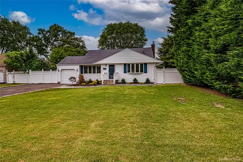 696 Peter Paul Dr, West Islip, NY 11795