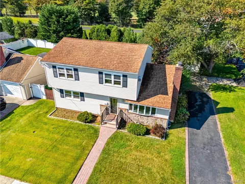 115 Kuhl Ave, Hicksville, NY 11801