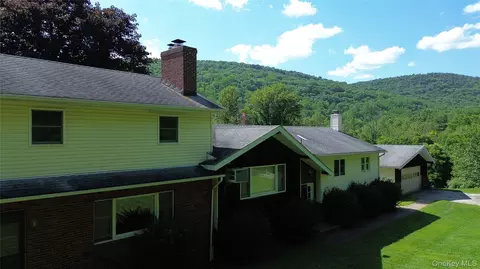 357 W Dover Rd, Pawling, NY 12564