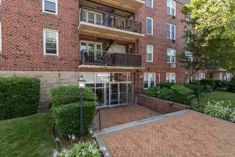 60 Hempstead Ave #2C, Lynbrook, NY 11563