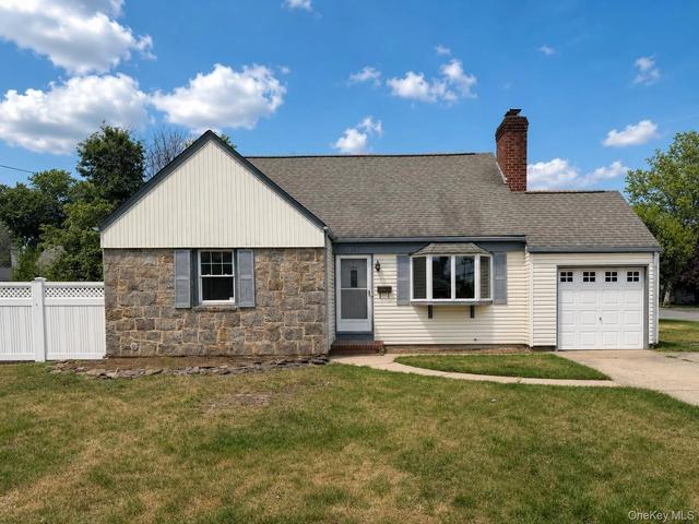 3385 Maplewood Dr S, Wantagh, NY 11793
