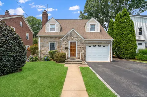 19 Chestnut St, Glen Cove, NY 11542