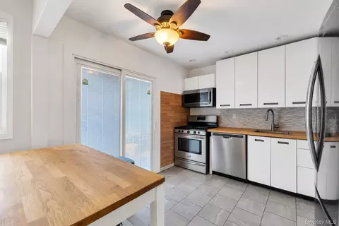 Kitchen - 437 Commack Rd, Islip, NY 11751 photo 1 of 3