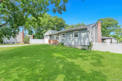 Exterior - 437 Commack Rd, Islip, NY 11751 photo 2 of 11