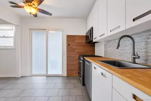Kitchen - 437 Commack Rd, Islip, NY 11751 photo 2 of 3