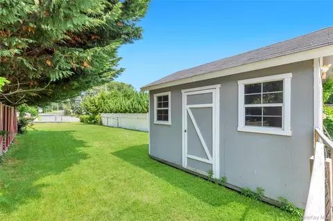 Exterior - 437 Commack Rd, Islip, NY 11751 photo 3 of 11