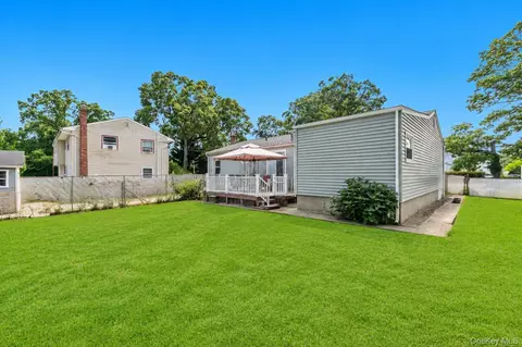 Exterior - 437 Commack Rd, Islip, NY 11751 photo 7 of 11