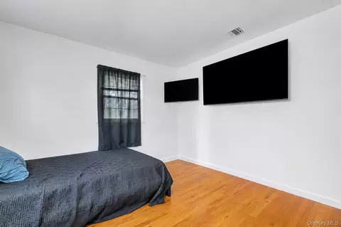 Bedroom - 437 Commack Rd, Islip, NY 11751 photo 3 of 6