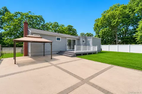 Exterior - 437 Commack Rd, Islip, NY 11751 photo 9 of 11