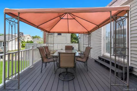 Exterior - 437 Commack Rd, Islip, NY 11751 photo 8 of 11