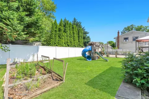 Exterior - 437 Commack Rd, Islip, NY 11751 photo 4 of 11