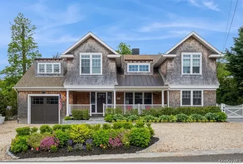 8 Hilltop Dr, Bayville, NY 11709