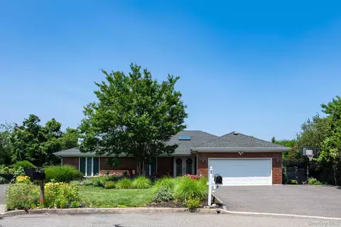 5 High Ct, Bayville, NY 11709