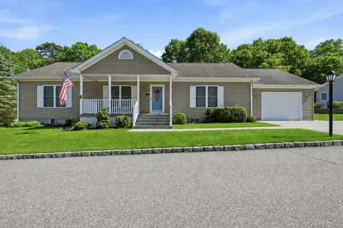 1407 Middle Rd #277, Calverton, NY 11933