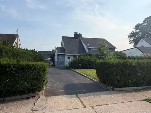 20 Rigger Ln, Levittown, NY 11756