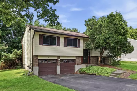 55 Sutton Park Rd, Poughkeepsie, NY 12603