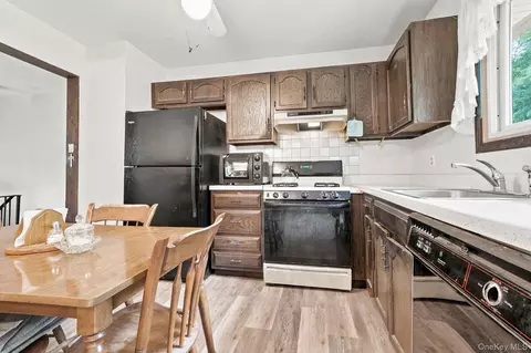 55 Sutton Park Rd, Poughkeepsie, NY 12603 photo 14