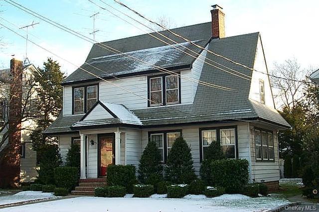 44 Muirfield Rd, Rockville Centre, NY 11570