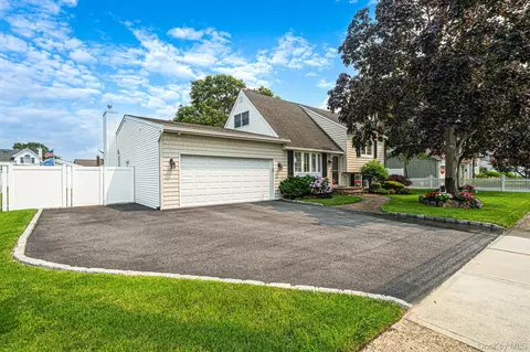 835 Pease Ln, West Islip, NY 11795