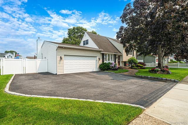 835 Pease Ln, West Islip, NY 11795