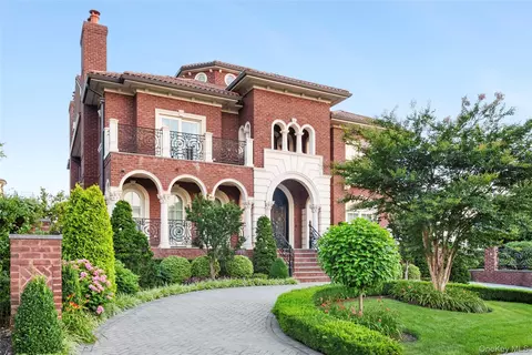 18 Boulevard, New York, NY 11357