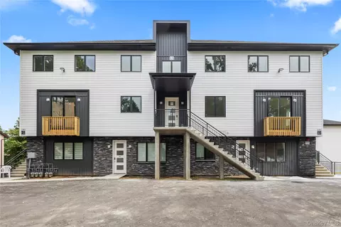 13 Gwen Ln #202, Ramapo, NY 10952