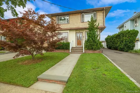 49 Roosevelt Ct, North Hempstead, NY 11590