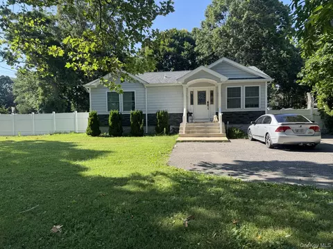 75 Gates Ave, Central Islip, NY 11722