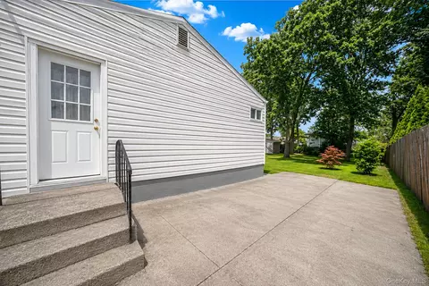 Exterior - 237 Dovecote Ln, Central Islip, NY 11722 photo 4 of 10