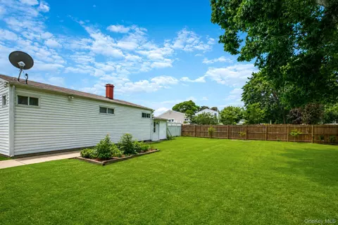 Exterior - 237 Dovecote Ln, Central Islip, NY 11722 photo 6 of 10