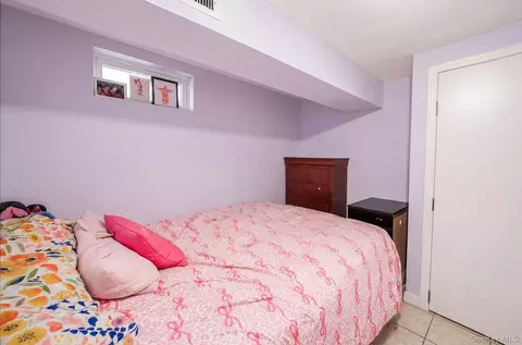 Bedroom - 237 Dovecote Ln, Central Islip, NY 11722 photo 5 of 6