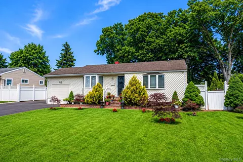 Exterior - 237 Dovecote Ln, Central Islip, NY 11722 photo 3 of 10