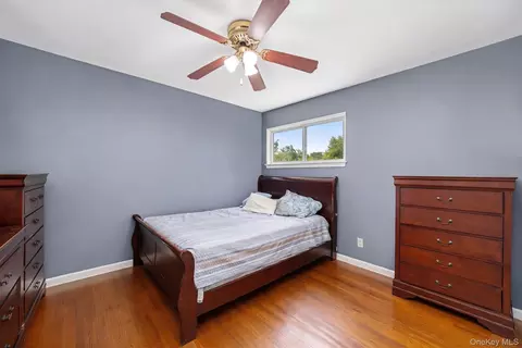Bedroom - 237 Dovecote Ln, Central Islip, NY 11722 photo 3 of 6