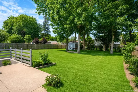 Exterior - 237 Dovecote Ln, Central Islip, NY 11722 photo 5 of 10