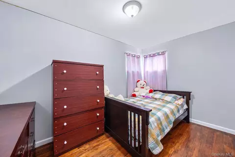 Bedroom - 237 Dovecote Ln, Central Islip, NY 11722 photo 2 of 6