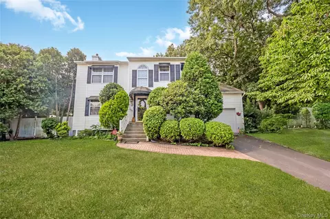 10 Gaetano Ln, Coram, NY 11727