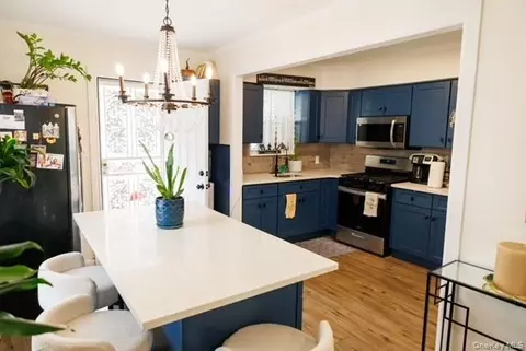 6511 175th St, New York, NY 11365