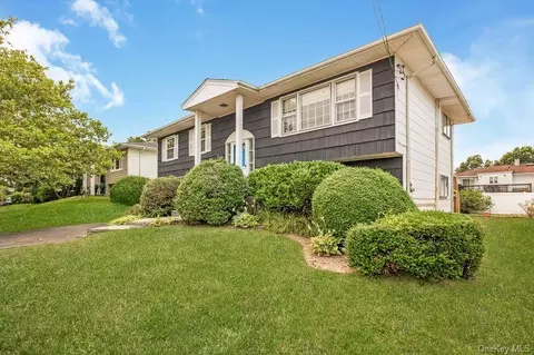 2940 Bond Dr, Merrick, NY 11566