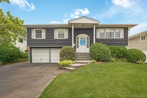 2940 Bond Dr, Merrick, NY 11566
