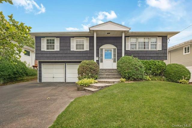 2940 Bond Dr, Merrick, NY 11566