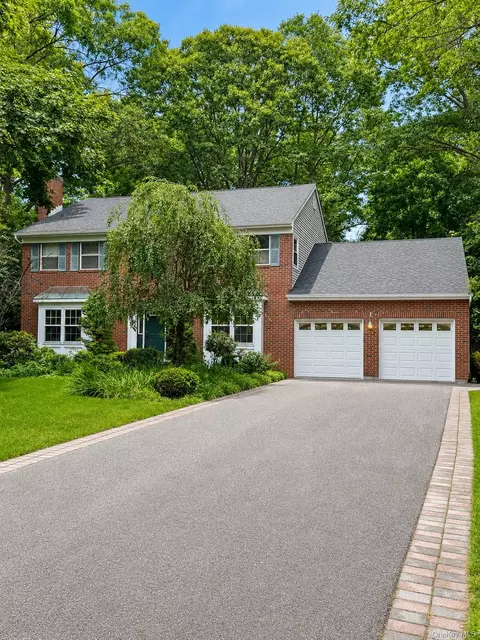 1 Pia Ct, Hauppauge, NY 11788
