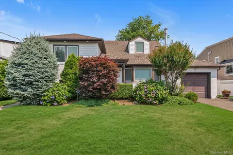 4020 Judith Ln, Oceanside, NY 11572