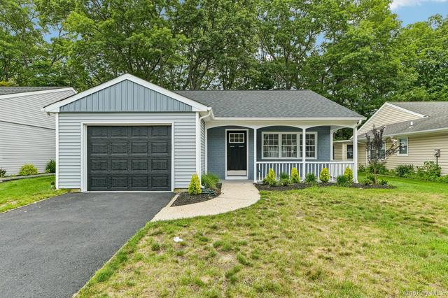 190 Canterbury Dr, Ridge, NY 11961